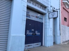 Prédio está localizado na Avenida João Suassuna, nº 49, na Villa Sanhauá, próximo à Praça Antenor Navarro, no Varadouro