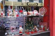 Vitrines já estão em clima de Natal, expondo vários tipos de árvores, piscas-piscas e bonecos de Papai Noel