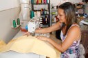 Rosa Maria é costureira há 30 anos, atividade antes desempenhada pelos alfaiates, exemplo de profissão transformada nos dias atuais 