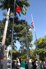 Vice-governadora Lígia Feliciano hasteia a bandeira nacional