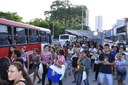 População reclama também da falta de espaço e de cobertura nas plataformas