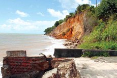 Novo deslizamento da barreira no fim de semana assustou moradores e pessoas que passavam pelo local