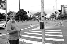 Em pontos diferentes da cidade, deficiente visual testou, junto com a reportagem, cinco equipamentos; apenas um funcionou