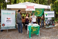 Pacientes que se deslocaram de outros municípios reclamam da falta de atendimento por causa da greve da categoria