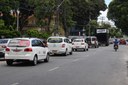 Profissionais seguiram em carreata da Orla ao Centro cobrando providências sobre a circulação de taxistas de outras cidades