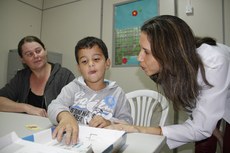 Após o diagnóstico de surdez, Maria Elizabeth levou o filho Thiago para a Funad, onde realiza a fonoterapia