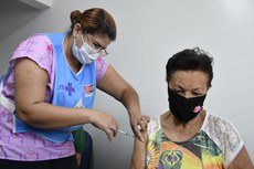 Marié Fernandes, 77 anos, não sabia que existiam outras vacinas recomendadas para as pessoas idosas. Foto: Roberto Guedes