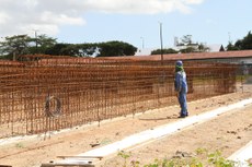 Vigas estão sendo construídas numa área próxima ao local do viaduto, que terá pista dupla de tráfego, calçadas e ciclofaixa