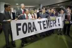 Parlamentares de vários partidos de oposição ao governo e a favor das denúncias contra o presidente, ontem, em protestos