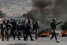 Forças israelenses lançaram gás lacrimogêneo e bombas de efeito moral contra centenas de palestinos, que realizaram protestos