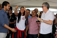Durante a entrega das obras, o governador Ricardo Coutinho participou da premiação de um concurso de redações 