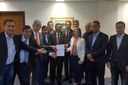 Além de onze governadores, os senadores Roberto Requião, Lindbergh Farias e Gleisi Hoffmann também estiveram ontem na sede da PF
