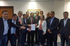 Além de onze governadores, os senadores Roberto Requião, Lindbergh Farias e Gleisi Hoffmann também estiveram ontem na sede da PF