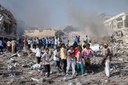 Civis socorrem feridos em meio aos escombros depois da explosão de caminhões-bomba, 237 já morreram