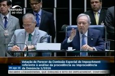 Renan Calheiros (E) passou o comando do plenário ao presidente do STF, Ricardo Lewandowski