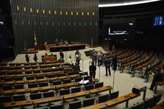 O deputado Izalci Lucas preside a primeira sessão plenária da Câmara que analisará o pedido de impeachment da presidenta Dilma Rousseff