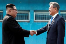 Kim Jong-un e Moon Jae-in se cumprimentam durante cúpula, que pode abrir caminho para a paz entre os dois países