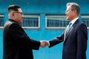 Kim Jong-un e Moon Jae-in se cumprimentam durante cúpula, que pode abrir caminho para a paz entre os dois países