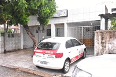 Frei Anastácio denuncia que no Conselho Tutelar Sul, o forro do teto caiu há sete meses e não foi feito o reparo. 