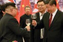 Presidentes Kim Jong-un e Xi Jinping brindam durante encontro secreto realizado na capital chinesa