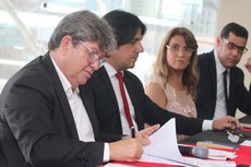 Decreto assinado pelo governador João Azevêdo isenta famílias de baixa renda da cobrança de ICMS nas contas de energia