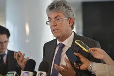 Ricardo afirmou que a contratação de uma organização sem fins lucrativos irá desburocratizar a execução de serviços nas escolas
