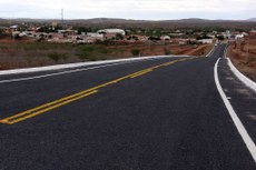 O programa Caminhos da Paraíba, implementado por Ricardo Coutinho, deve garantir acesso pavimentado a todas as cidades paraibanas 