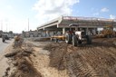 Homens e máquinas realizam trabalho em três turnos para a conclusão da obra que deverá melhorar a mobilidade urbana da capital