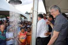 Durante a solenidade de entrega da obra, o governador Ricardo Coutinho destacou que o Governo implantou, apenas nesta gestão, 1.027 km de adutoras