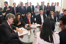 Edital assinado pelo governador João Azevêdo é referente às dívidas inscritas no ano de 2013