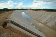 A primeira etapa do Eixo Norte da transposição tem 140 quilômetros de extensão e passa por municípios de Pernambuco e do Ceará
