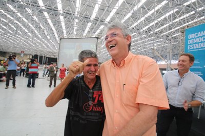 "Os apartamentos que sorteamos hoje vão realizar o grande desejo de 704 famílias paraibanas", ressaltou o governador