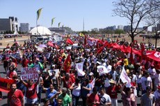 Do  lado  oposto ao  do  desfile  oficial,  manifestantes  pedem  saída  de  Temer