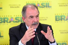 Ministro disse que entende a crise, mas reajuste dos professores obedece a lei