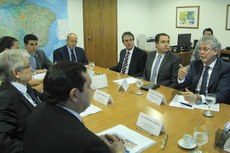 O governador Ricardo Coutinho recebeu do ministro Helder Barbalho a garantia de que as águas da transposição chegarão a Monteiro em março