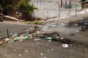 Manifestantes espalharam documentos na rua e atearam fogo