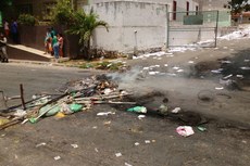 Manifestantes espalharam documentos na rua e atearam fogo