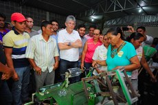 Profissionais que trabalham na produção de hortaliças e na fabricação de vassouras receberam investimento de R$ 100 mil