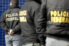 Policiais federais cumprem 16 mandados de busca e apreensão autorizados pela Justiça