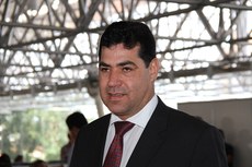 Gilberto Carneiro afirmou que revisão de contratos com fornecedores acontecerá mediante diálogo e negociação