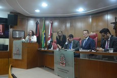 A vereadora Sandra Marrocos (à esquerda) defende a realização de uma audiência pública para discutir o projeto com representantes da arte de rua