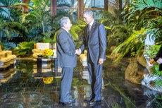 Presidente Barack Obama cumprimenta o presidente cubano Raúl Castro no Palácio da Revolução, em Havana