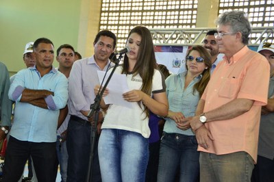 A estudante Gracília Limeira agradeceu ao governador Ricardo Coutinho pela nova estrutura da escola