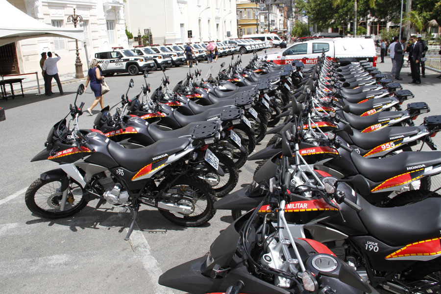 Gov. entrega Viaturas e Armas para Policia_F. Evandro  (3).JPG