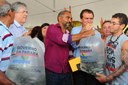 Foram entregues 30 mil alevinos (filhotes de peixes), além de sementes de milho e de feijão