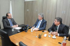 Reunião entre o governador Ricardo Coutinho e o ministro da Saúde, Ricardo Barros (E), tratou do Hospital de Oncologia de Patos