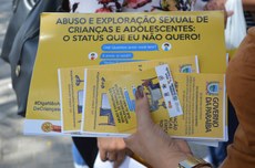 Durante a ação, foram distribuídos panfletos e adesivos que abordam os diversos tipos de abusos e exploração sexual de crianças e adolescentes, especialmente no ambiente da internet, no qual permanecem por muito tempo diariamente.