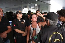 Após determinação da reitora Margareth Diniz para que auditório fosse fechado houve vários momentos de confusão com a segurança