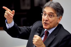O Superior Tribunal de Justiça decidiu também não afastar Fernando Pimentel do cargo de governador de Minas