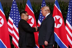 Presidente dos EUA, Donald Trump, aperta a mão do líder da Coreia do Norte, Kim Jong Un